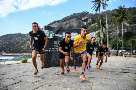 安踏携中国最强跑团跑在里约5