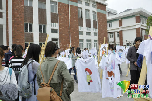 安徽大学生手绘T恤义卖 助力教育公益